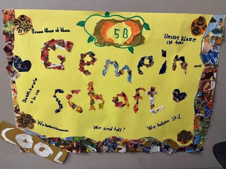 Plakat der Klasse 5B, gelb, bunt dekoriert, mit Slogans wie "Wir sind toll!" und "Wir haben Stil".
