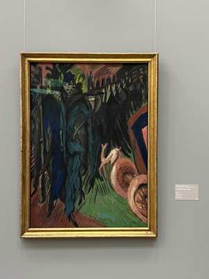 Gemälde mit Mensch in blauem Mantel, dynamisch, abstrakt, ausdrucksstark, mit goldenem Rahmen.