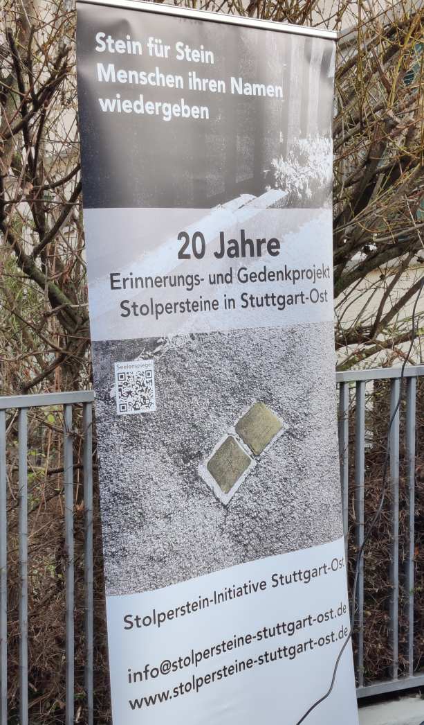 Banner für das Stolperstein-Projekt, 20 Jahre Gedenken, mit QR-Code und Hintergrundbild von Steinen.