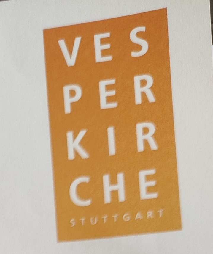 Orangefarbene VesperKirche Stuttgart Grafik mit weißem Text, vertikal angeordnet.
