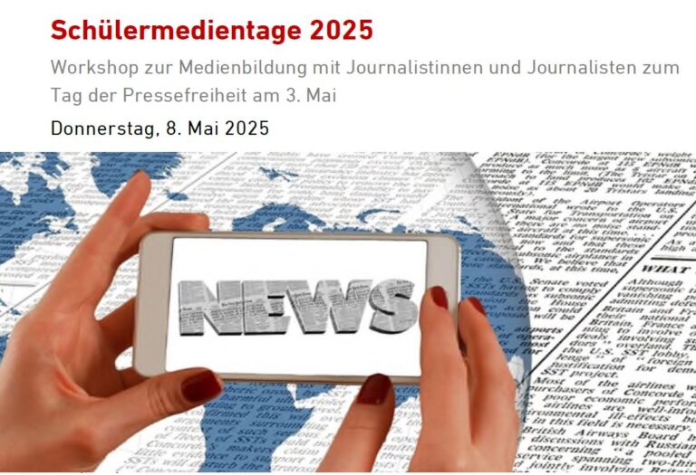 Hand hält Smartphone mit "NEWS" auf dem Bildschirm, Zeitungshintergrund, rote Fingernägel.