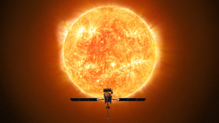 Raumsonde vor der leuchtend orangefarbenen Sonne im All. Beeindruckende Sonnenoberfläche.