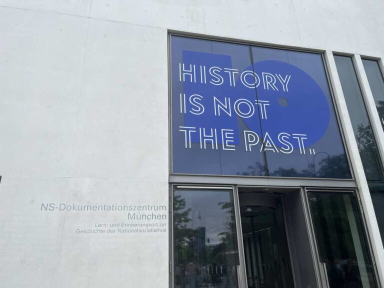 NS-Dokumentationszentrum München Fassade mit blauem Schriftzug "History is not the past".