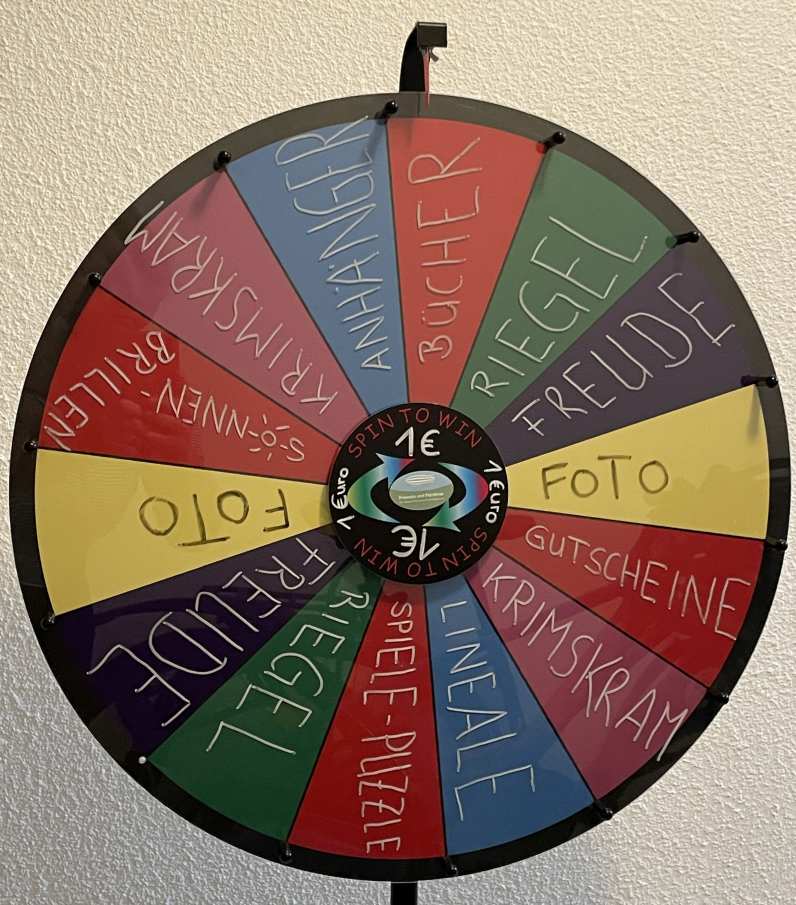 Ein bunter Glücksrad mit verschiedenen Segmenten und einem Euro-Preisschild.