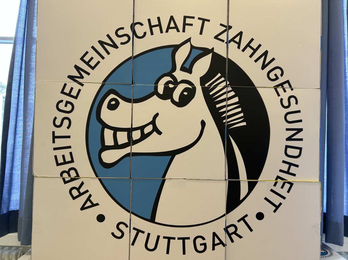 Ein weißes lachendes Pferd im Comicstil mit Zahnbürste vor blauem Kreis