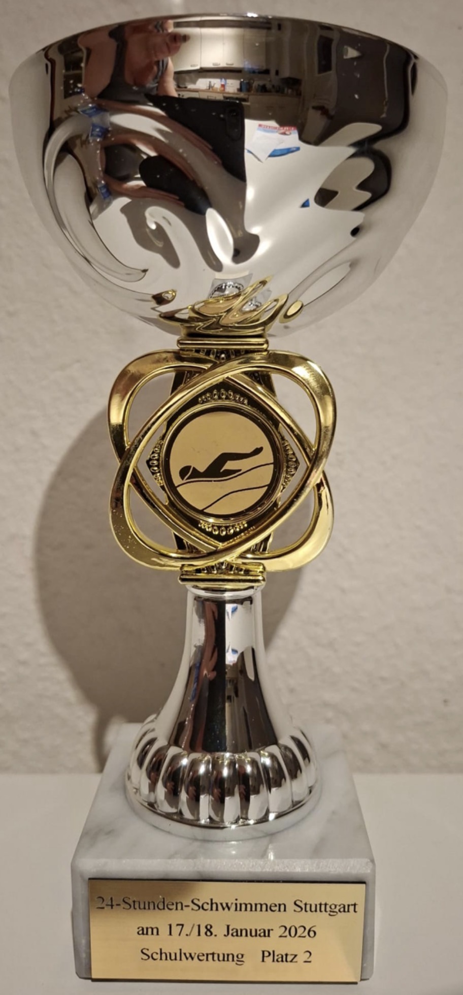 Silberner Pokal mit goldenen Akzenten und Gravur für das 24-Stunden-Schwimmen