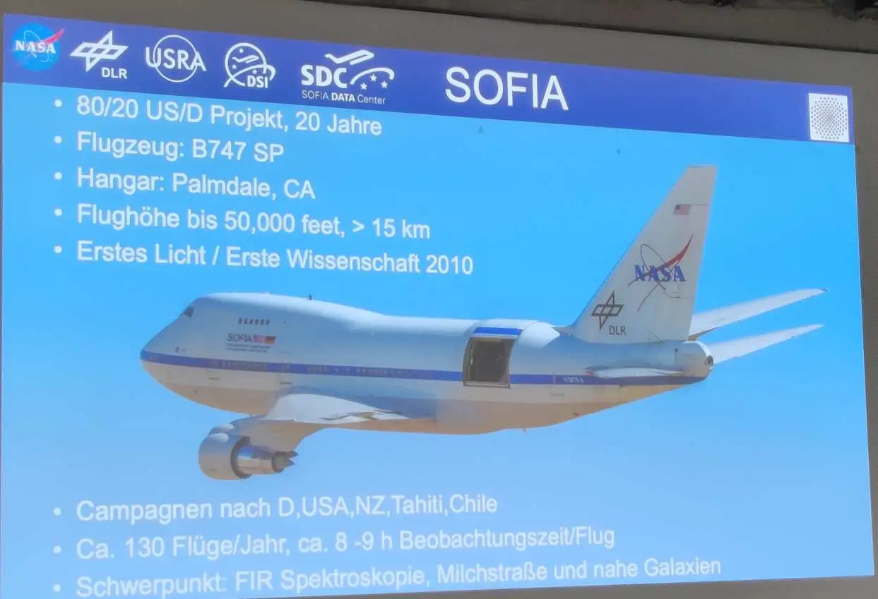 Blauer SOFIA Vortrag mit Flugzeuggrafik und NASA Logos, sachlich informative Folie